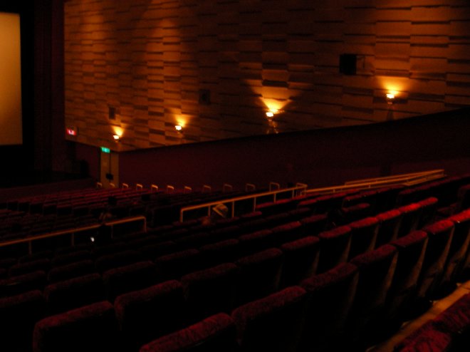 劇場の右サイドの内壁
